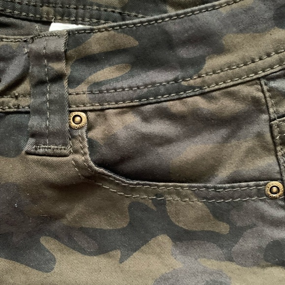 🍉Warehouse One brown, camouflage denim shorts, mid rise, stretchy, lightweight 6 - Picture 8 of 14